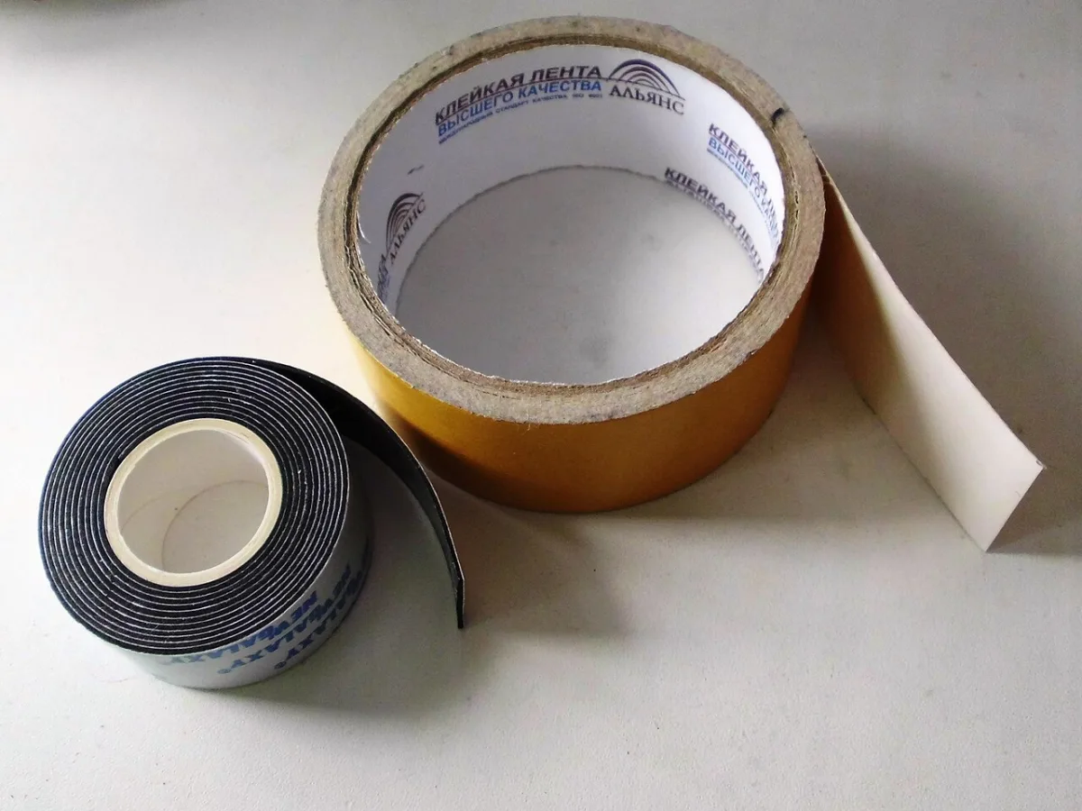 Twee rollen dubbelzijdige tape op een werkblad